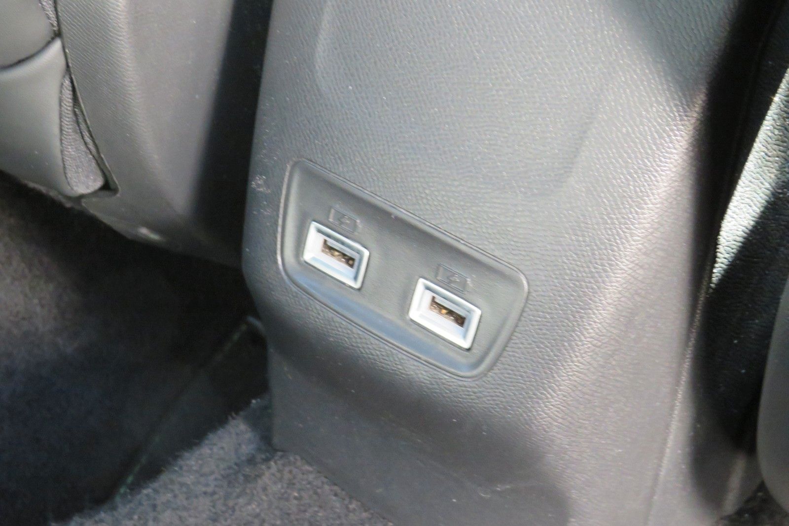 Fahrzeugabbildung Peugeot 2008 e- GT PANO NAVI KAMERA SITZH. PDC 1.HD