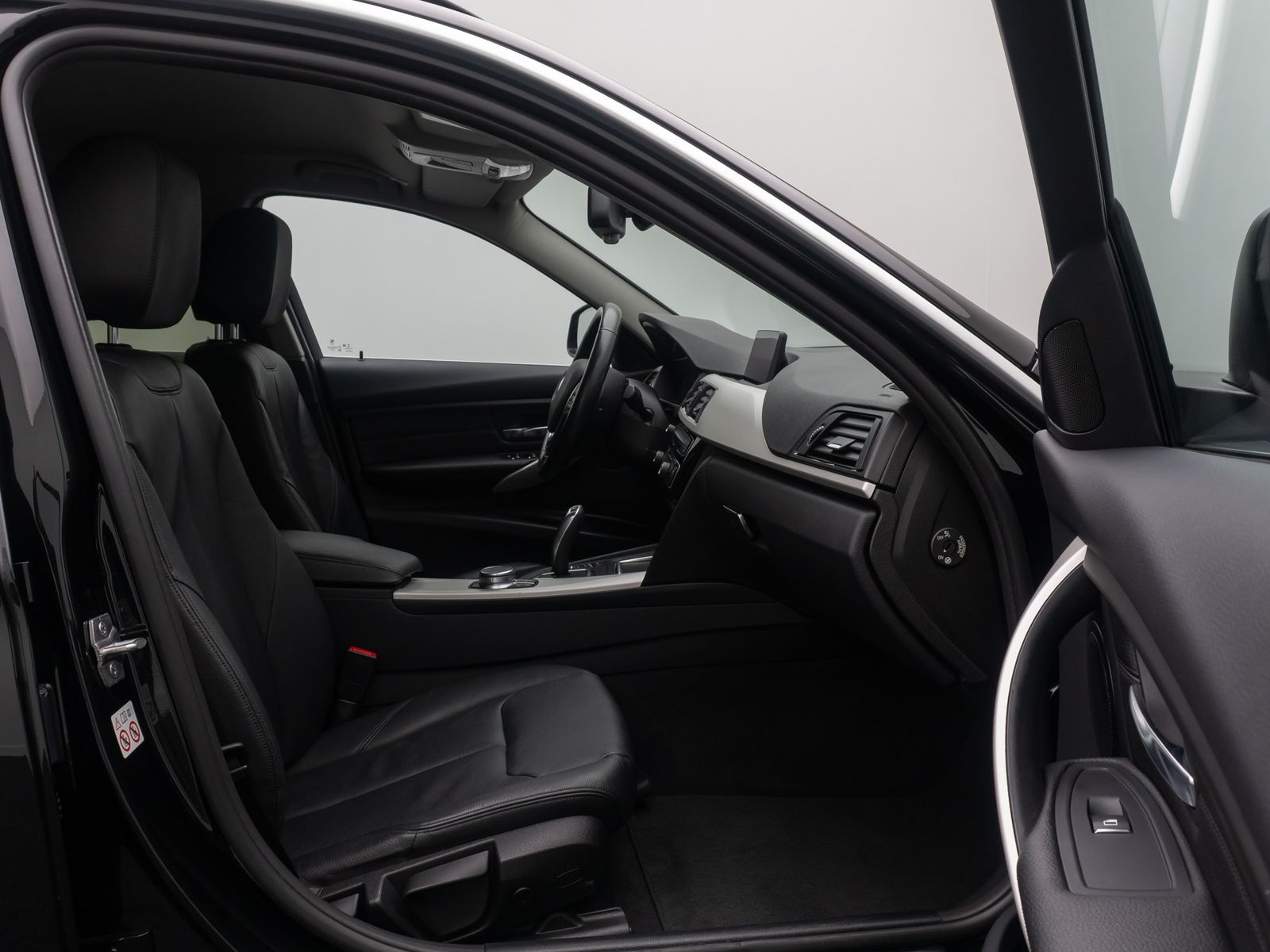 Fahrzeugabbildung BMW 320d HUD HiFi NaviPro Alarm DriveAss Komfo Leder