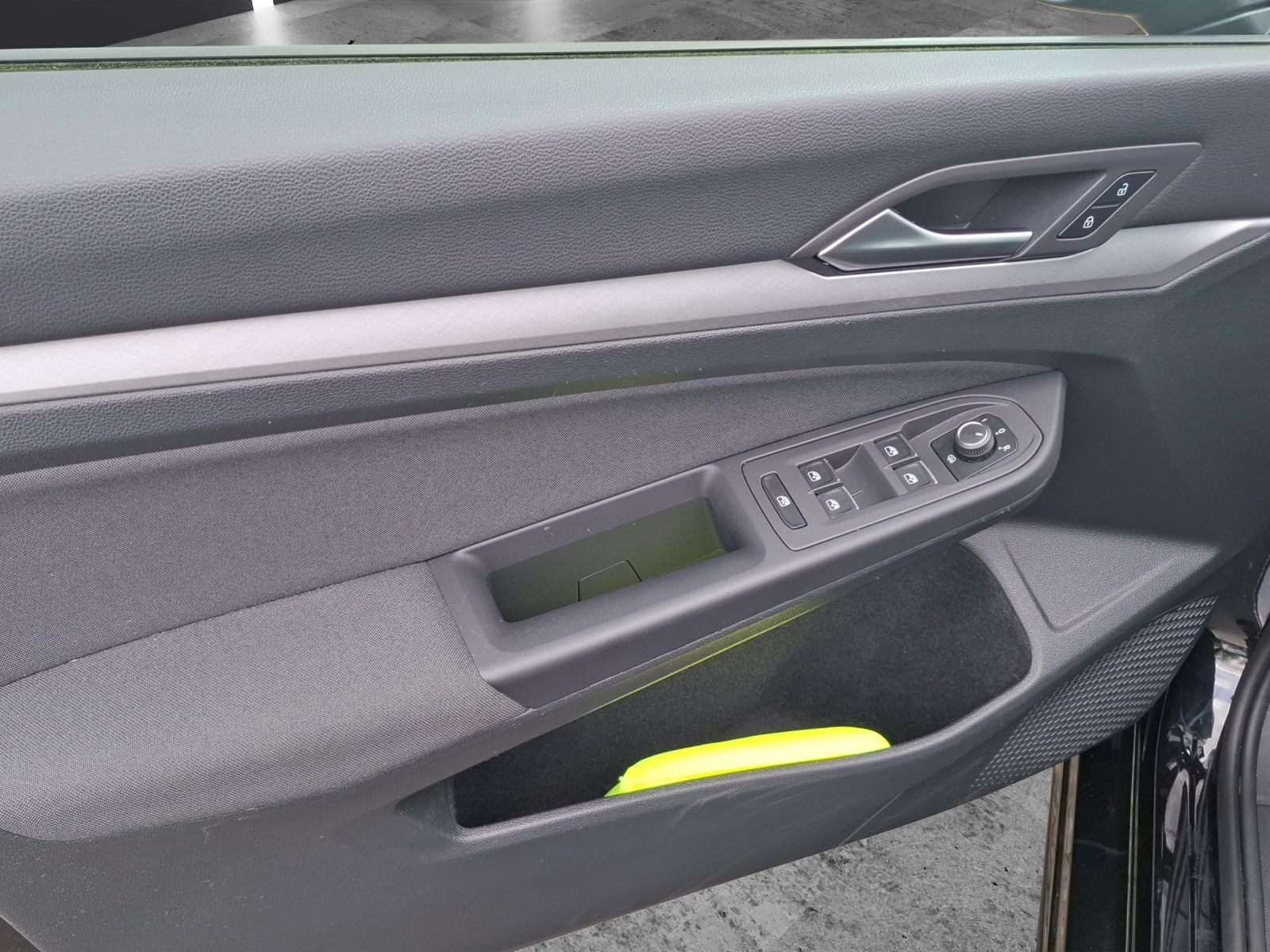 Fahrzeugabbildung Volkswagen Golf VIII TSI Life LED AHK STHZ ACC Navi Pano AI