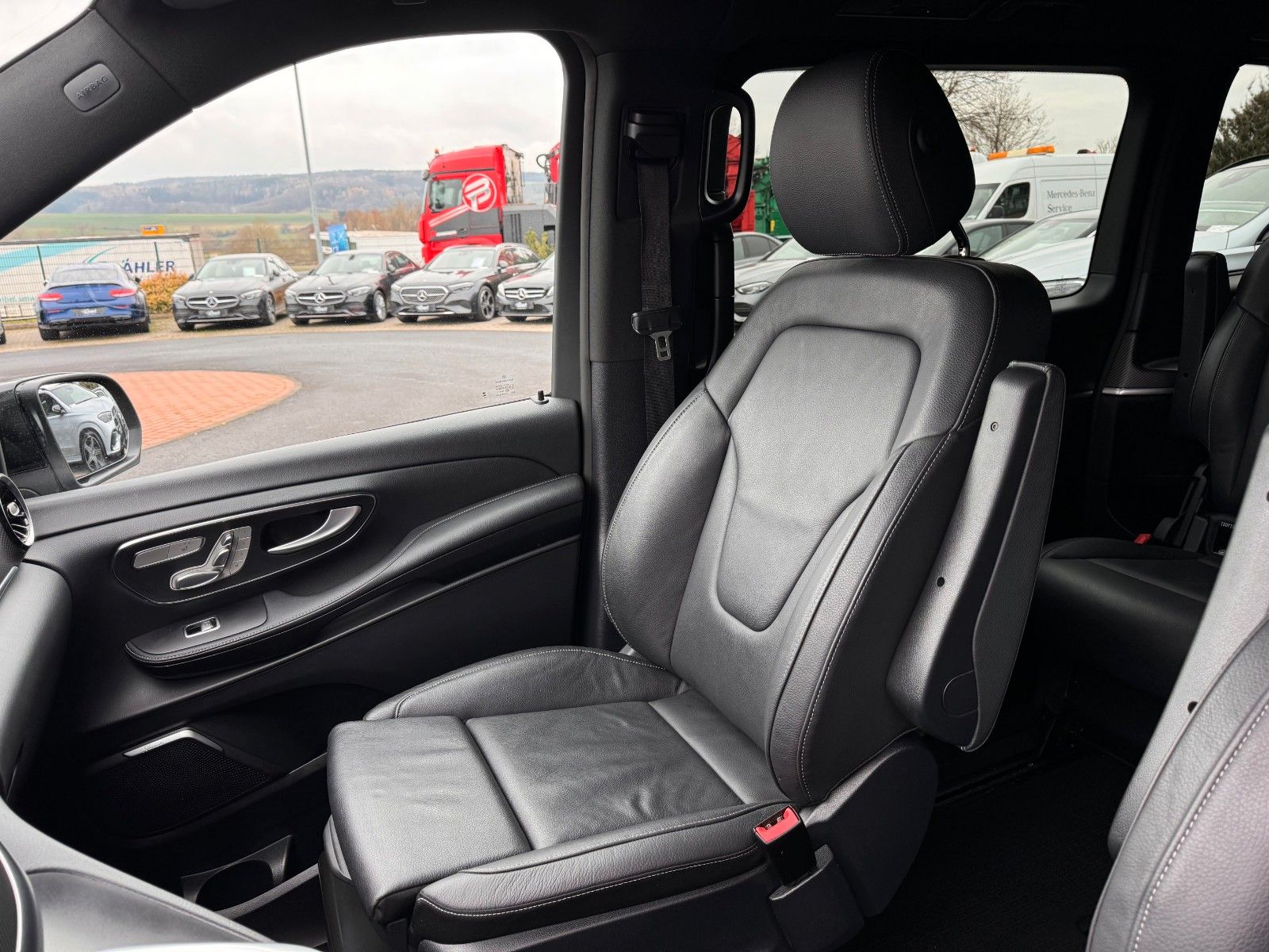 Fahrzeugabbildung Mercedes-Benz V 300 4MATIC AVA ED AMG Extral AIRMATIC Stdh AHK