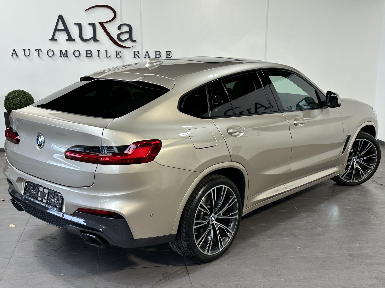 Fahrzeugabbildung BMW X4 M40d NAV+LED+HEAD-UP+PANO+360°+H&K+STANDHEIZU