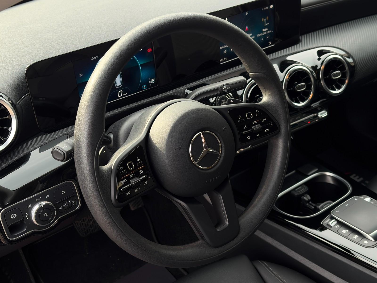 Mercedes-Benz CLA 180 SB SHZ LKA TEMP MBUX Navi Wifi CarPlay, миниатюра 13