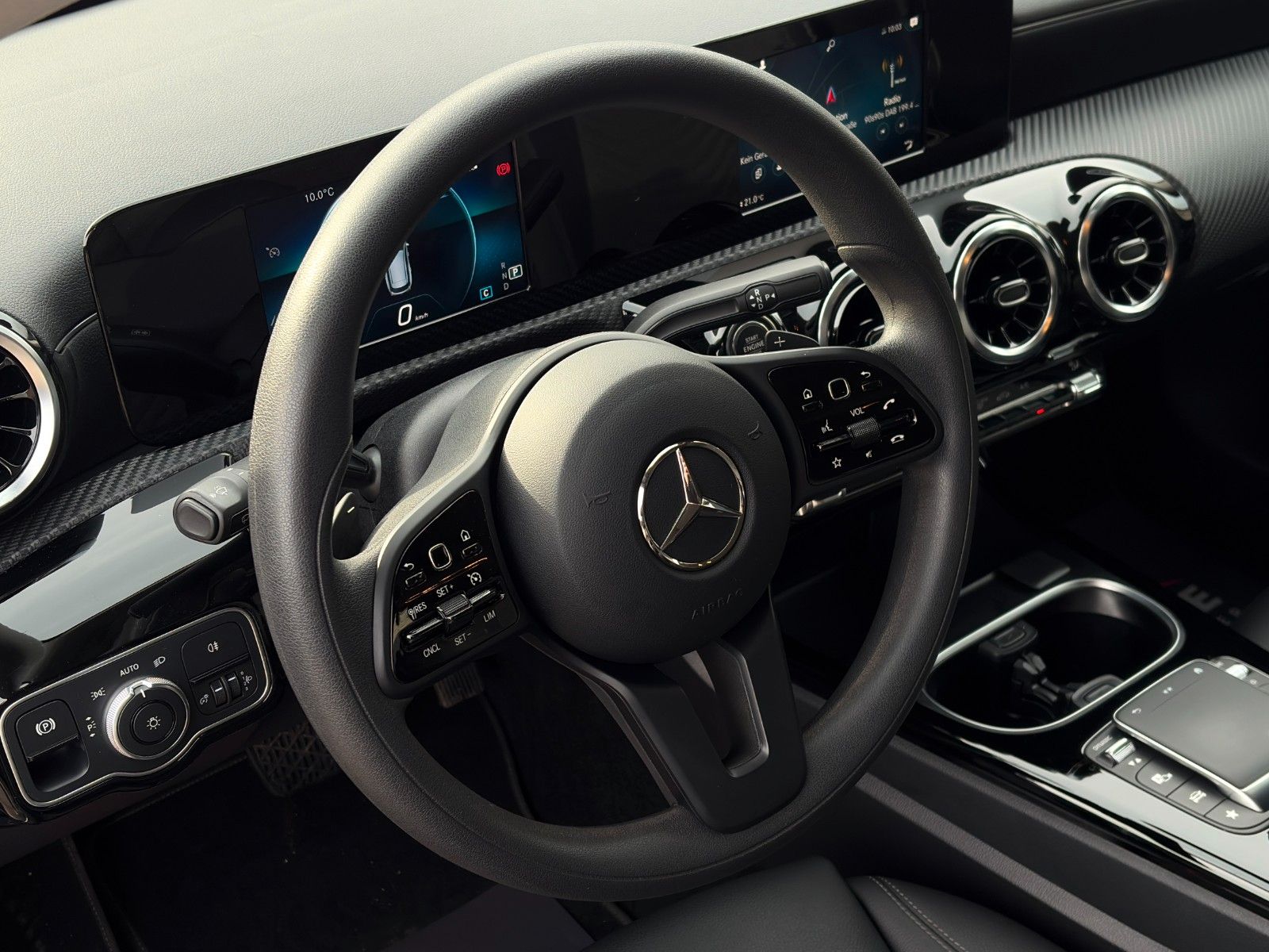 Fahrzeugabbildung Mercedes-Benz CLA 180 SB SHZ LKA TEMP MBUX Navi Wifi CarPlay