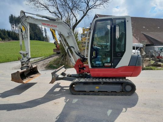 Takeuchi TB235