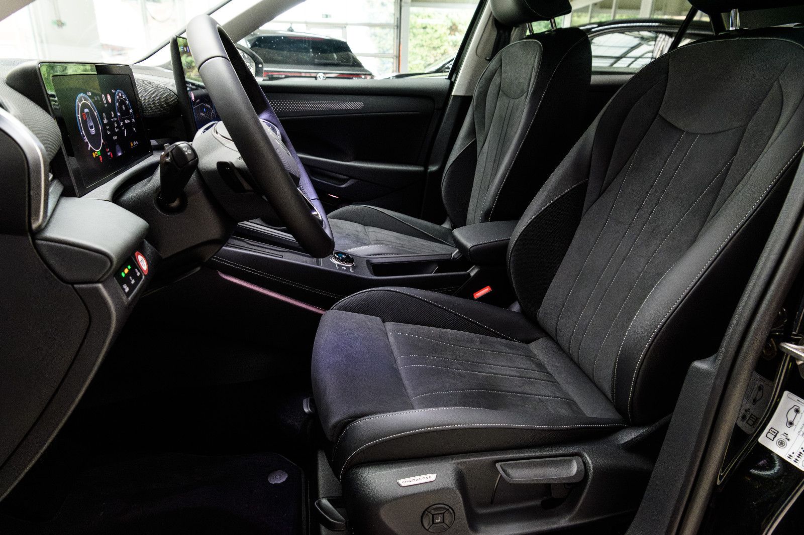 Fahrzeugabbildung Volkswagen T-Roc 1.5 eTSI  Style+IQ-Light+AHK+5 Jahre Gar.