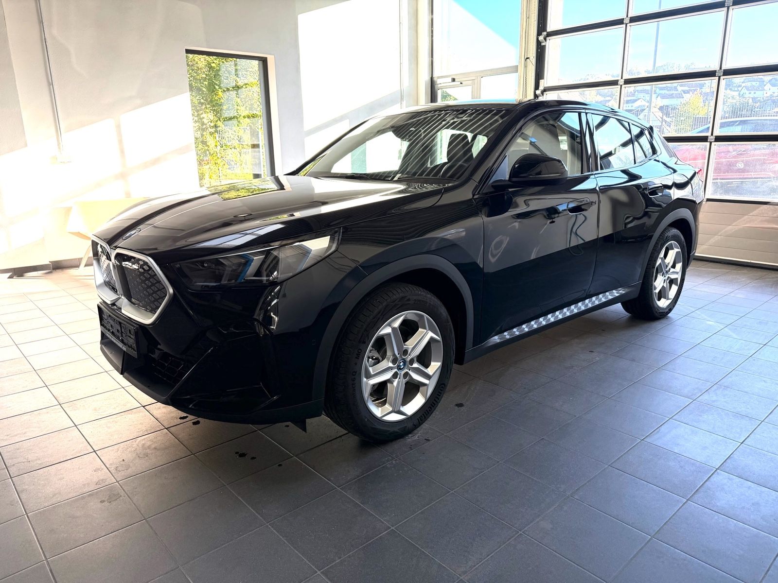 BMW iX2 30 xDrive AHK_Sportsitz_adapt. LED_DrivAss+ imagem 2