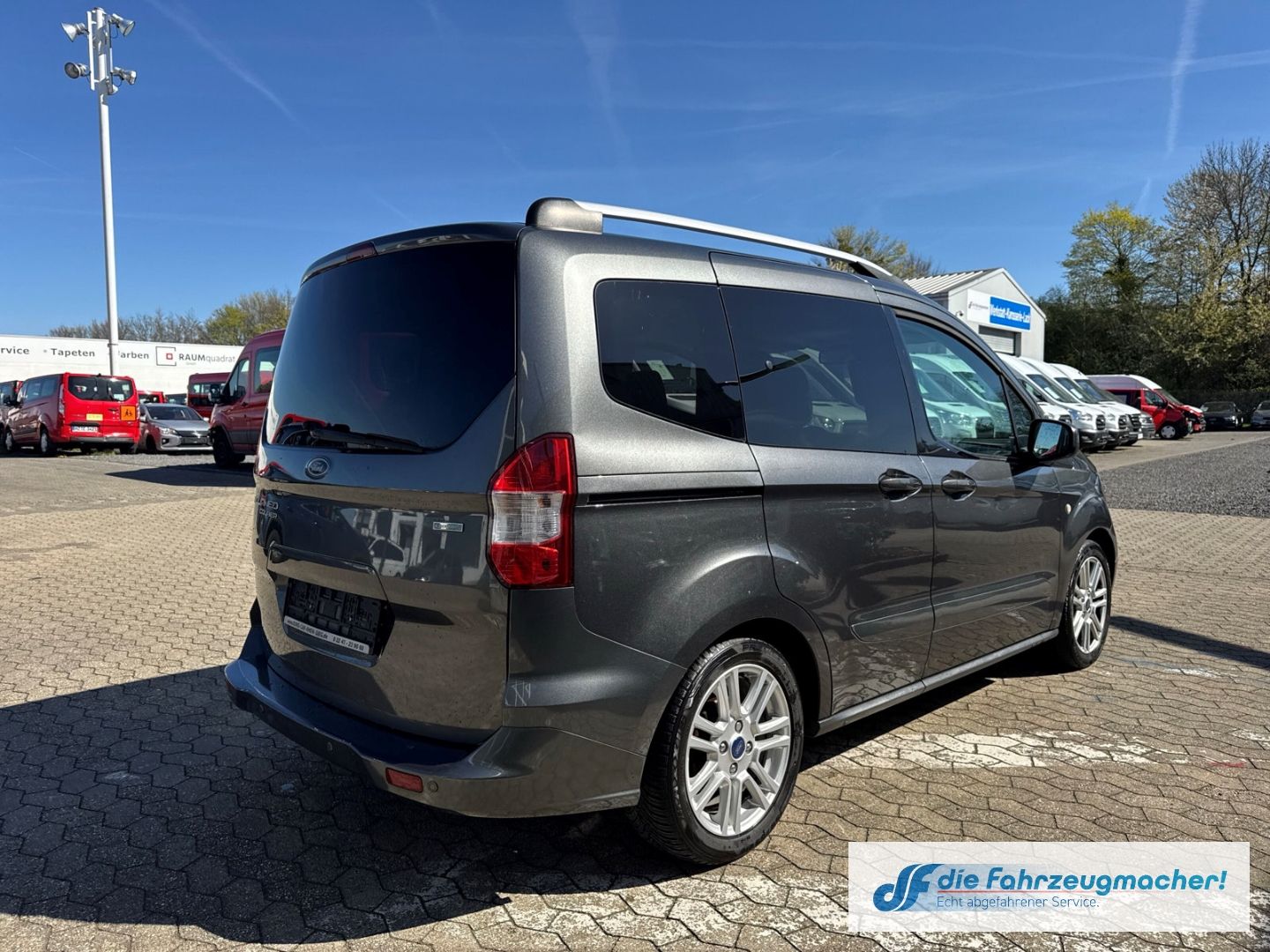Fahrzeugabbildung Ford Tourneo Courier Titanium Mehrzonenklima *EXPORT