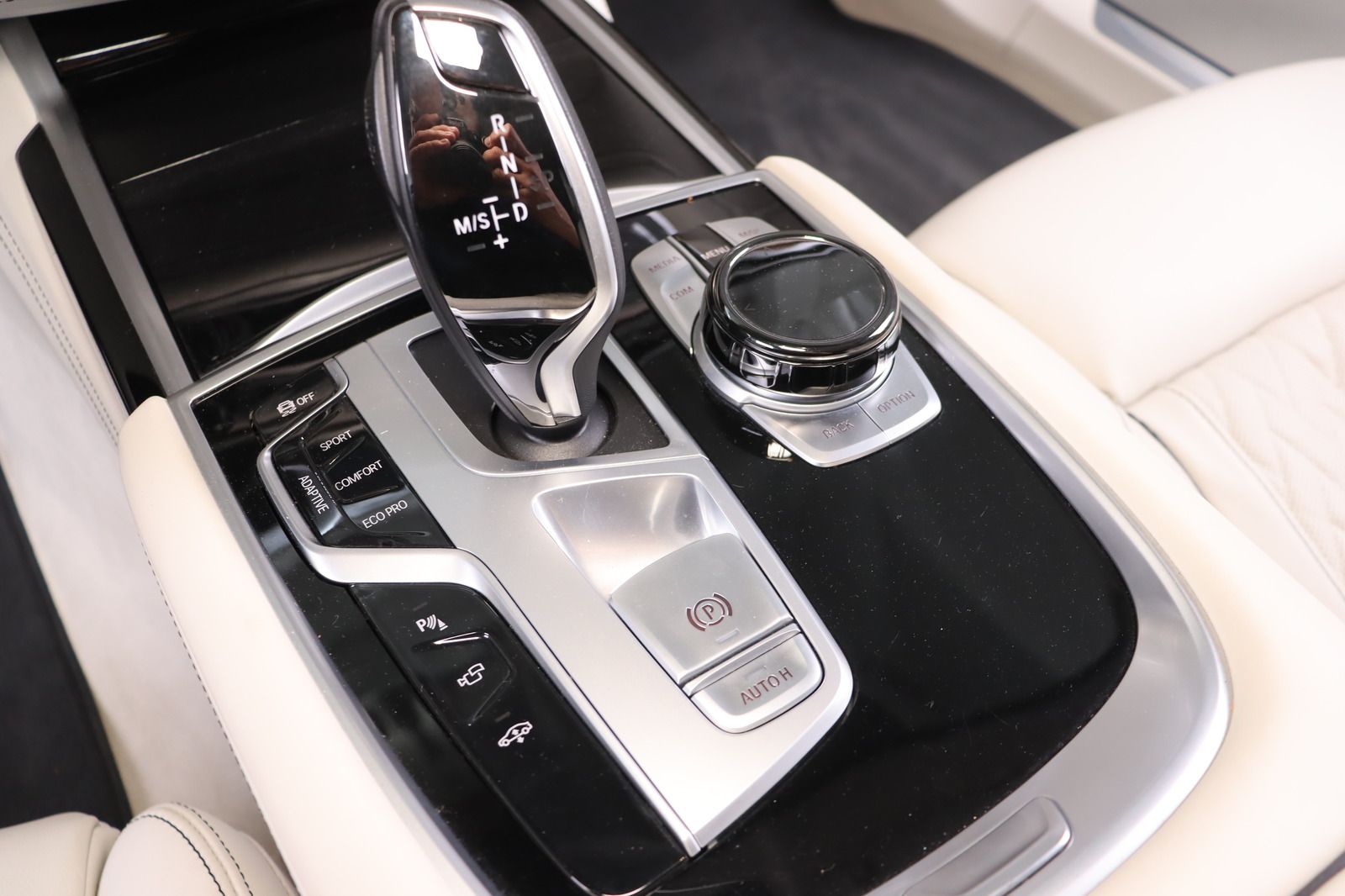 Fahrzeugabbildung BMW 750 L i xDrive M Paket Night-Vision * 4x Massage
