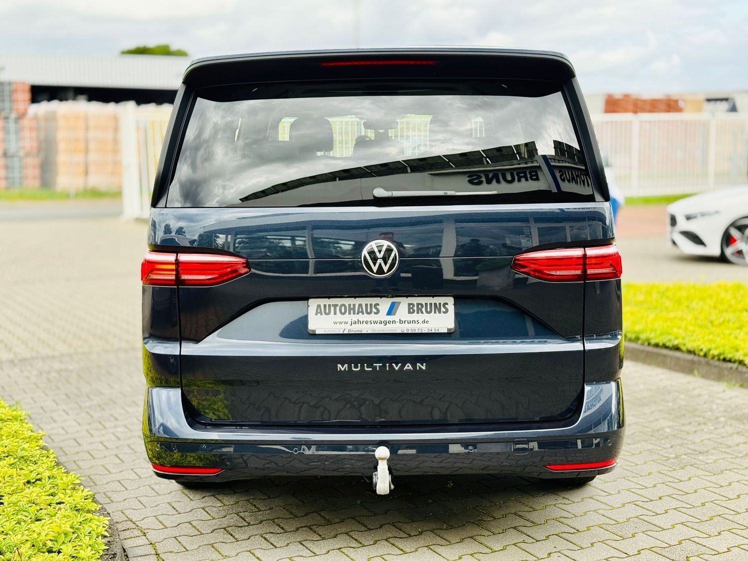 Fahrzeugabbildung Volkswagen T7 Multivan 2,0 TDI LANG, 7-Sitze, DSG, LED, AHK