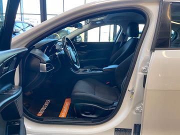 Jaguar XE Pure *NAVI*360°*SZHZ*TEMPO*BI-XENON*PDC*TOUCH