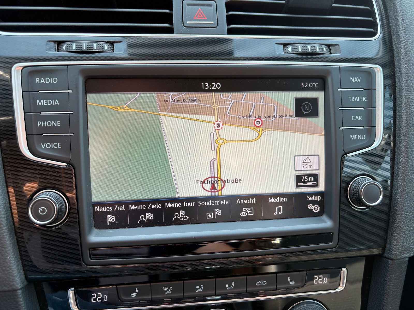Fahrzeugabbildung Volkswagen Golf VII 2.0 TDI HIGHLINE Navi Xenon Leder SPORT