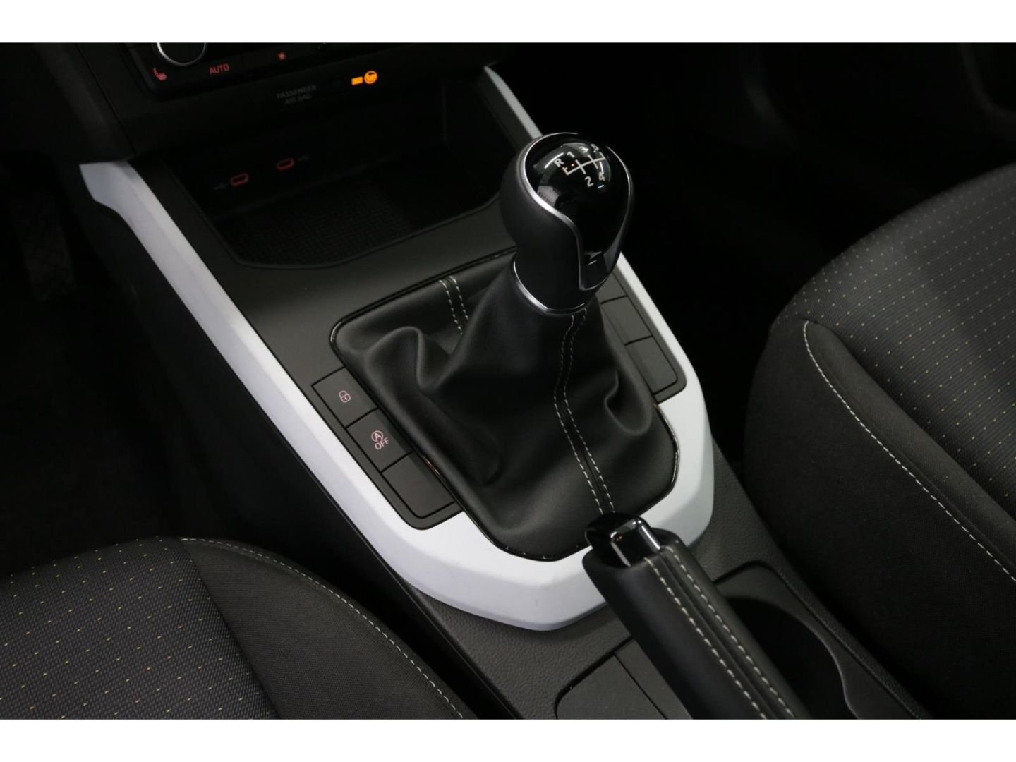 Fahrzeugabbildung SEAT Arona Road Edition Navi Tempomat SHZ PDC LED