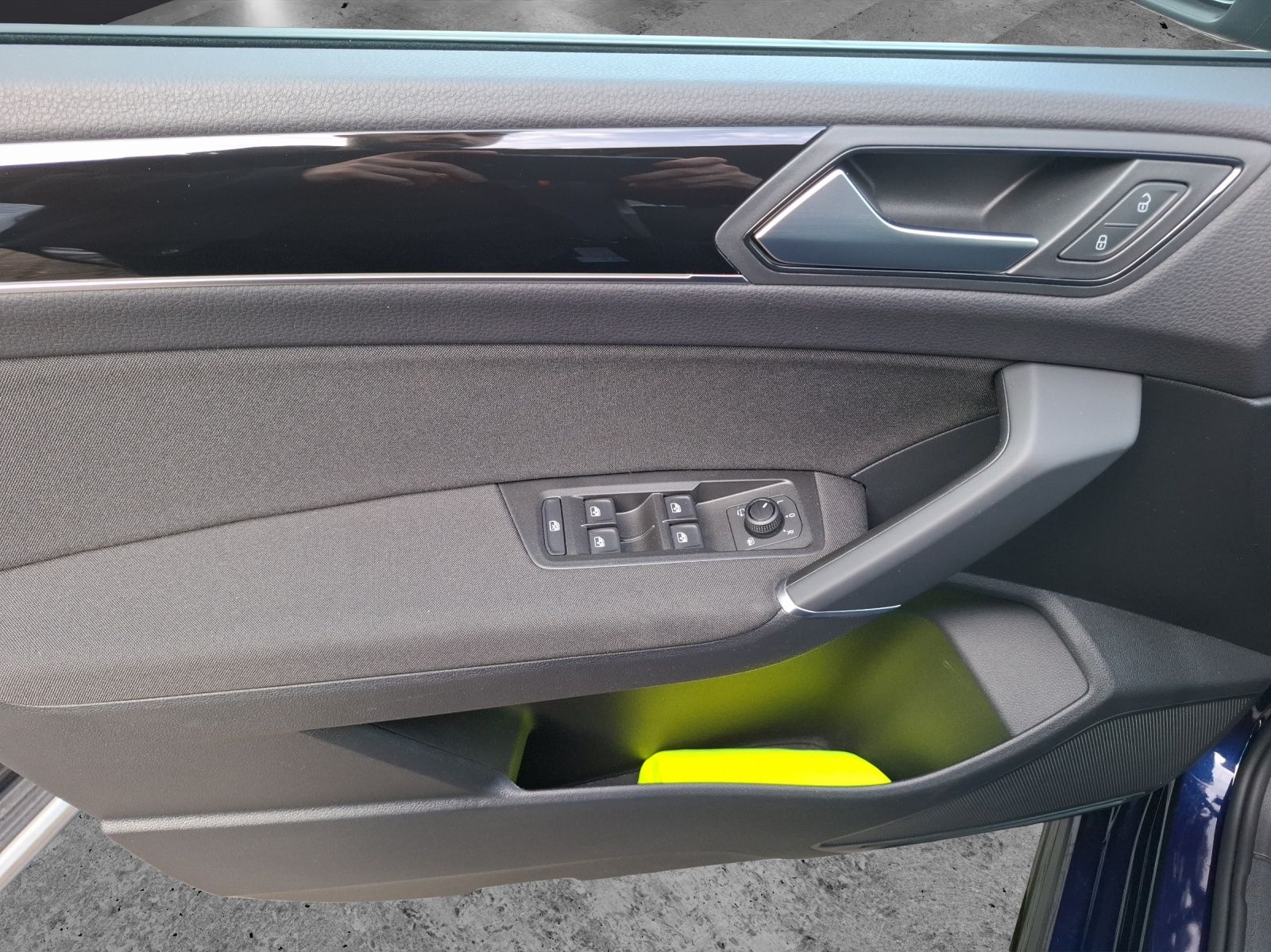 Fahrzeugabbildung Volkswagen Touran TSI Comfortline DSG R-Line LED Navi AID A