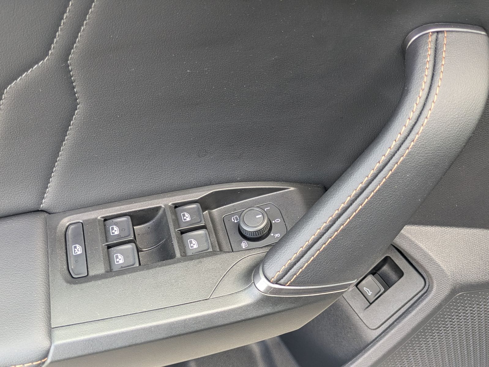 Fahrzeugabbildung CUPRA Leon 1.5 eTSI DSG MATRIX-LED*ACC*AHK*KAMERA*18"