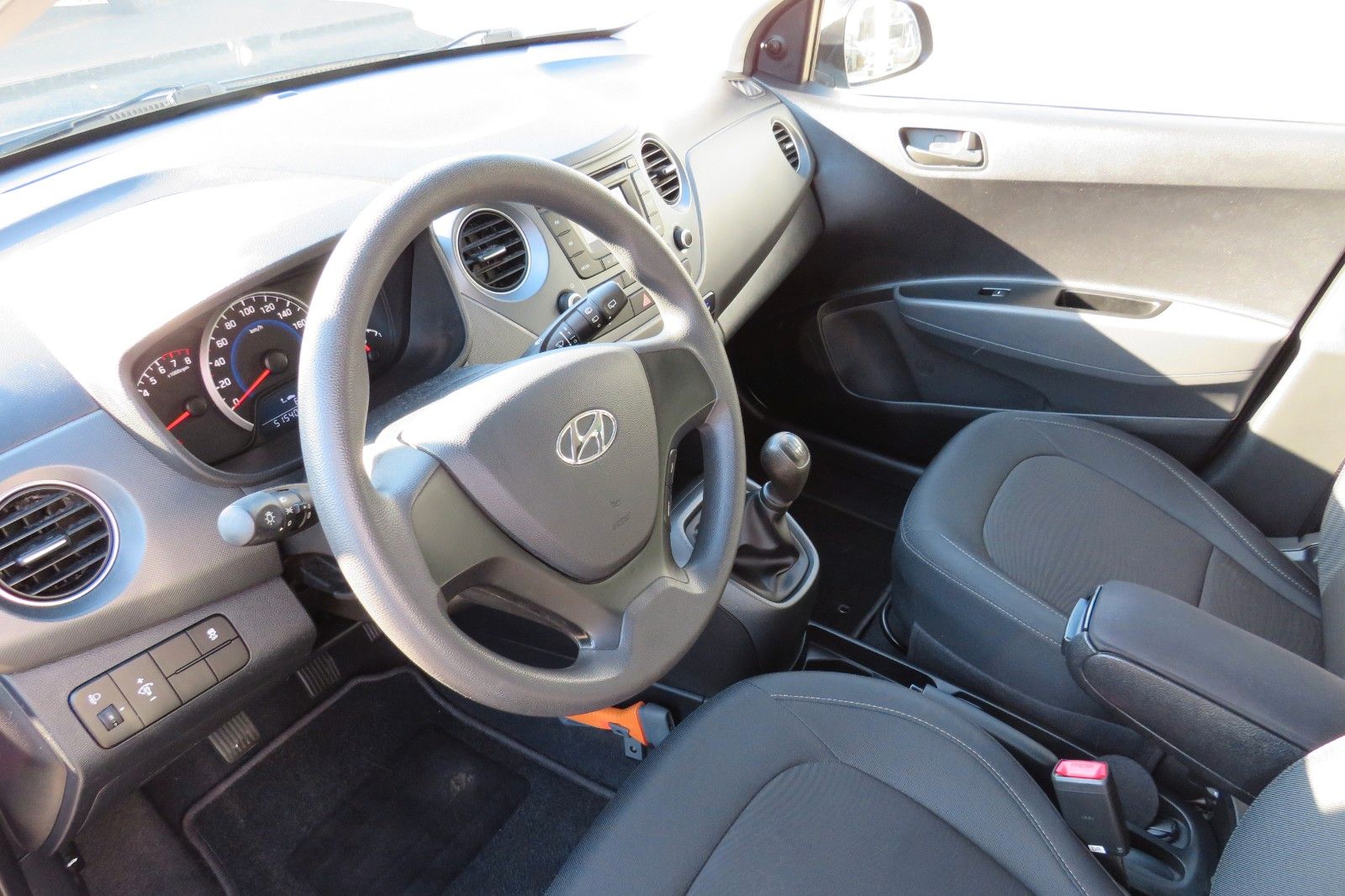 Fahrzeugabbildung Hyundai i10 4-TÜREN KLIMA PDC ALU SCHECKHEFT