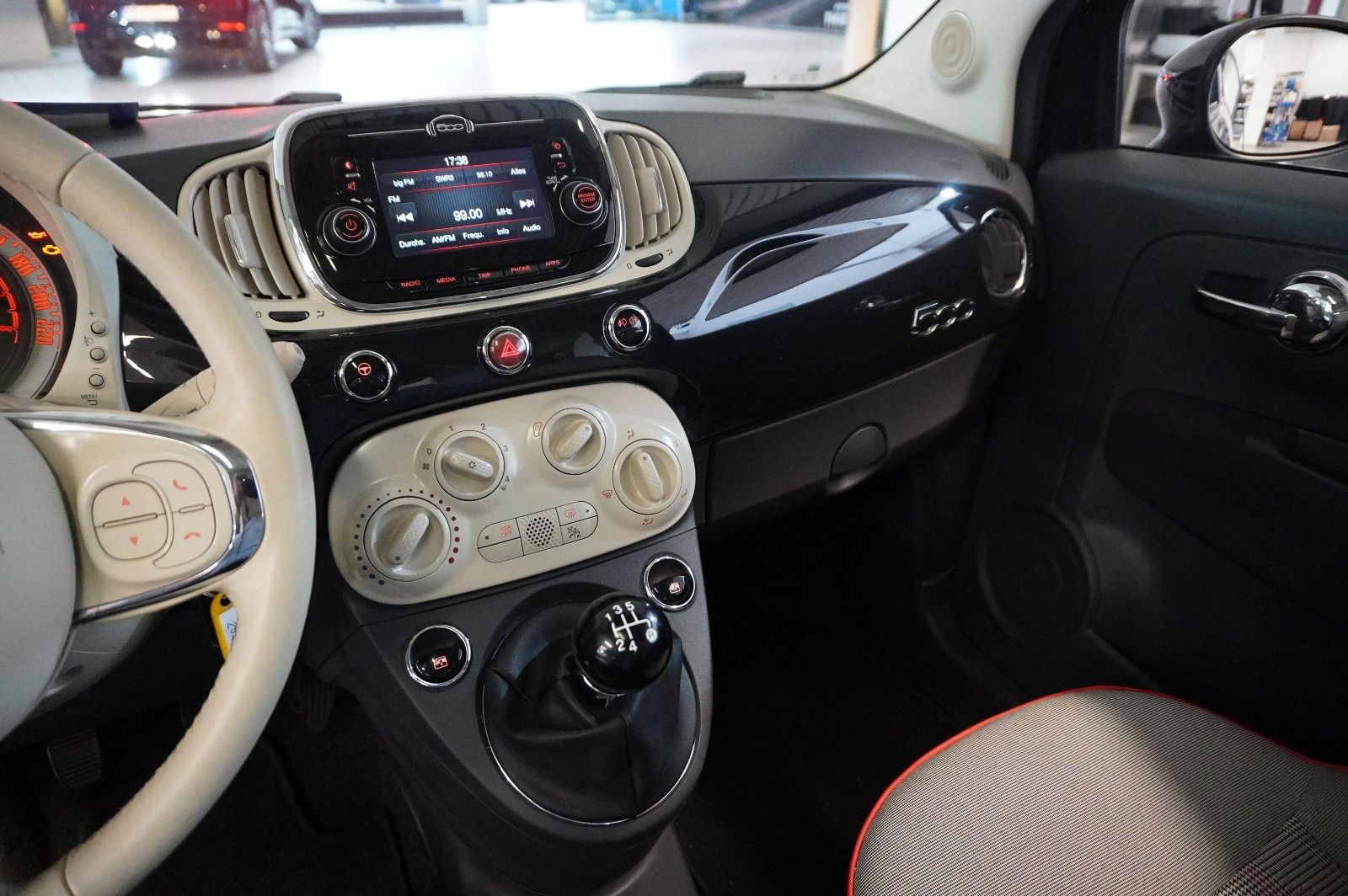 Fahrzeugabbildung Fiat 500 1.2 LOUNGE LED/PANO./USB/NEBEL/TOUCH/PDC
