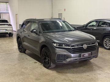 Volkswagen Touareg - 1