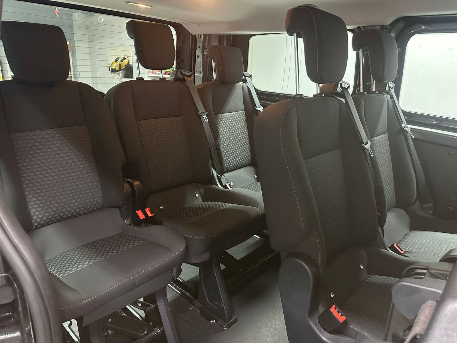 Fahrzeugabbildung Ford Transit Custom 320 L1H1*TREND*8-SITZE*NAVI*SPURH