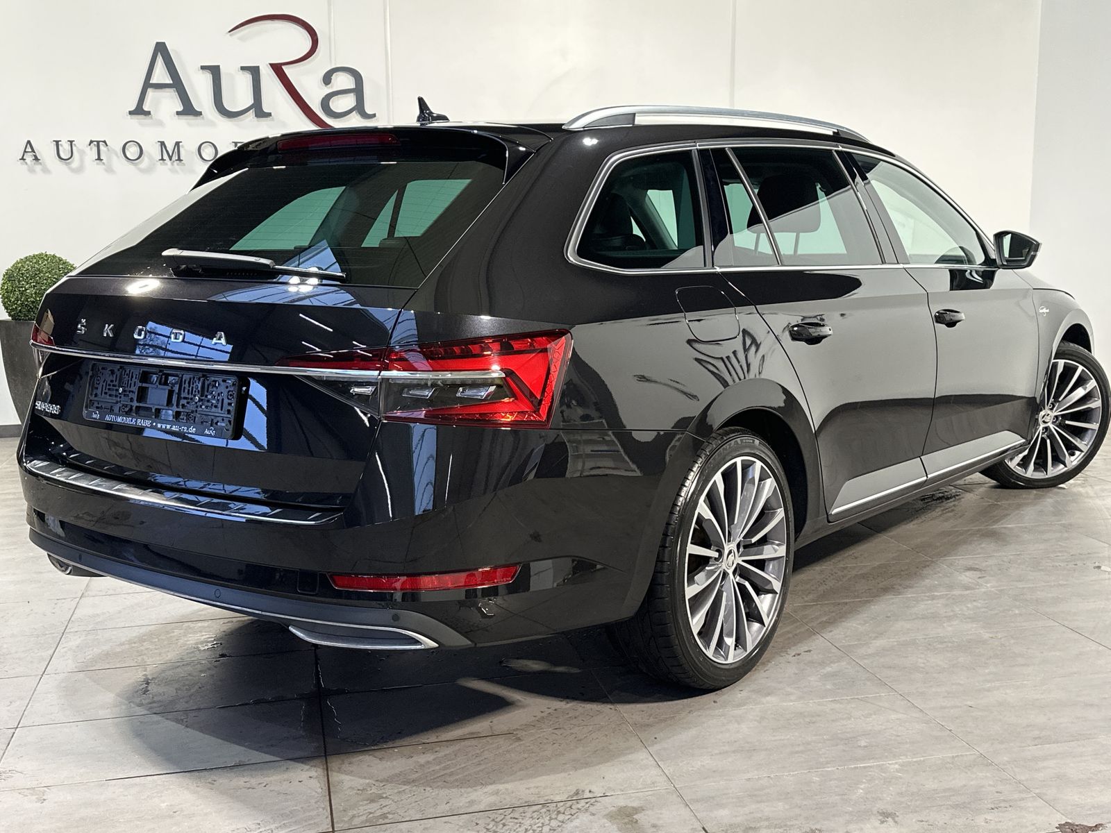 Fahrzeugabbildung SKODA Superb Combi 2.0 TDI DSG L&K NAV+LED+AHK+19ZOLL