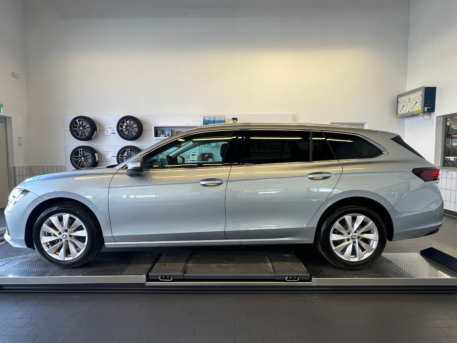 Fahrzeugabbildung SKODA Superb Combi Selection 1.5 TSI mHEV DSG *Vorb. A