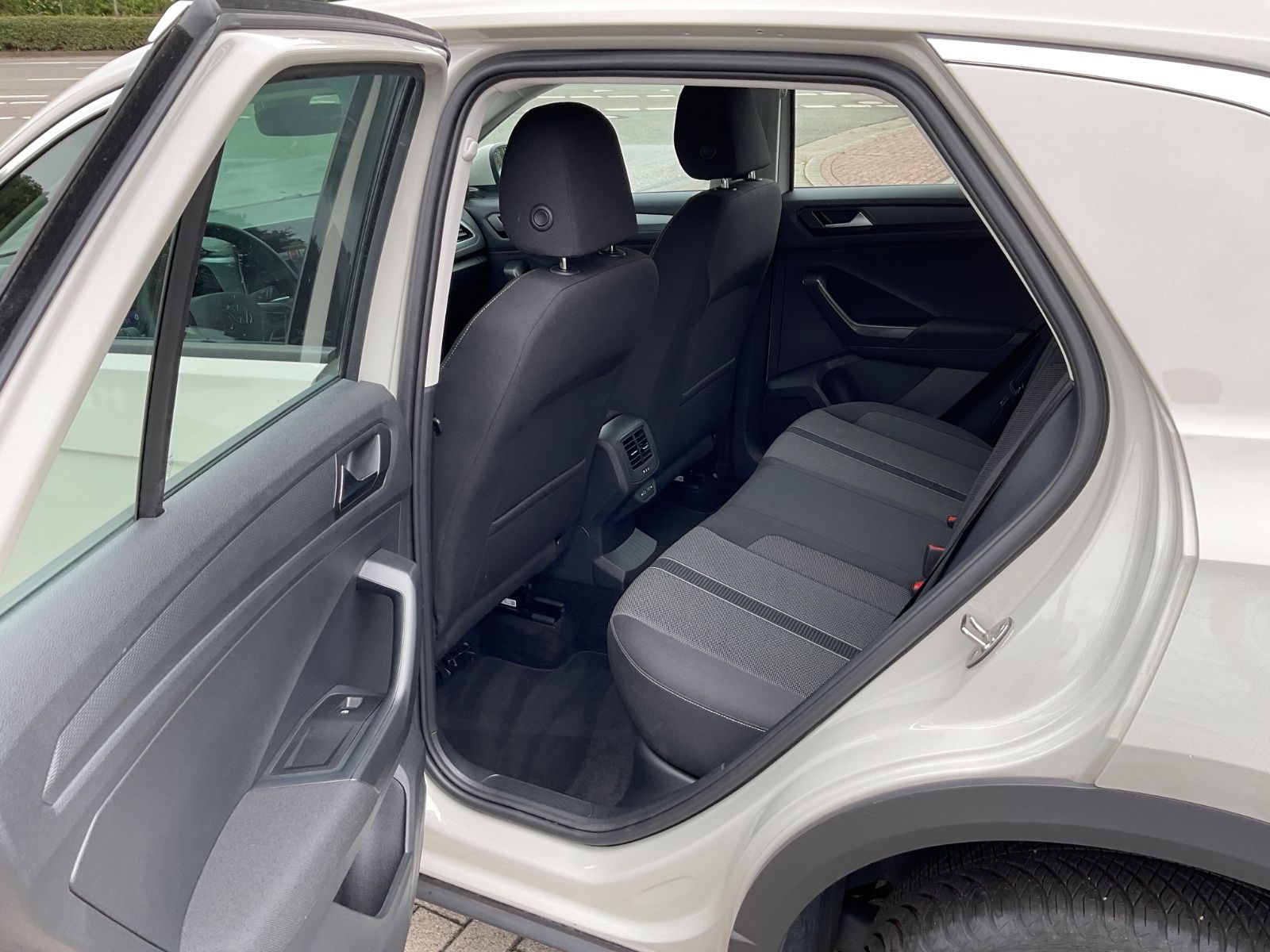 Fahrzeugabbildung Volkswagen T-Roc 1.5 TSI DSG Life,AHK,Navi,LED,AppConnect