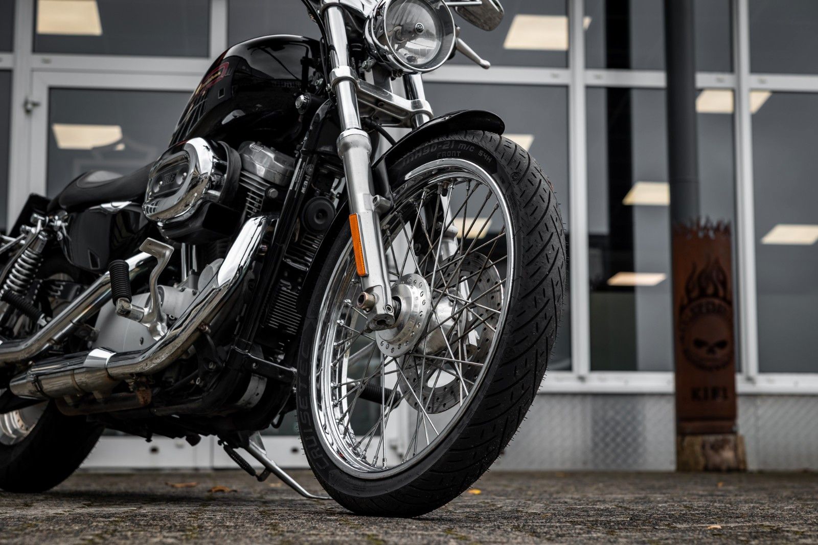 Fahrzeugabbildung Harley-Davidson XL883C CUSTOM SPORTSTER - VORVERLEGTE FUßRASTE