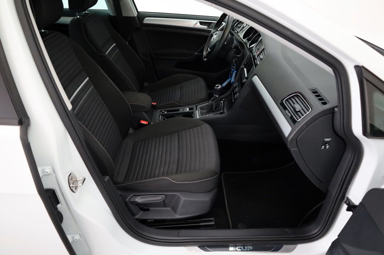 Fahrzeugabbildung Volkswagen Golf VII Lim. Cup SH,PDC vo.+hi.,Allwetterreifen