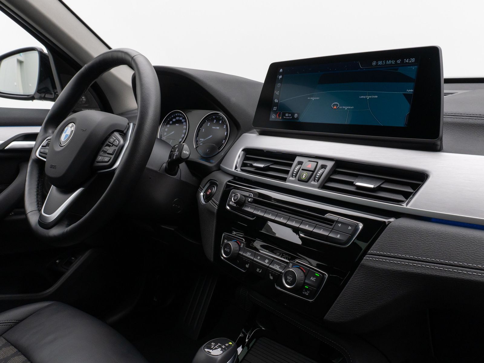 Fahrzeugabbildung BMW X1 xD25e xLine Panorama Kamera HUD DAB H/K AHK