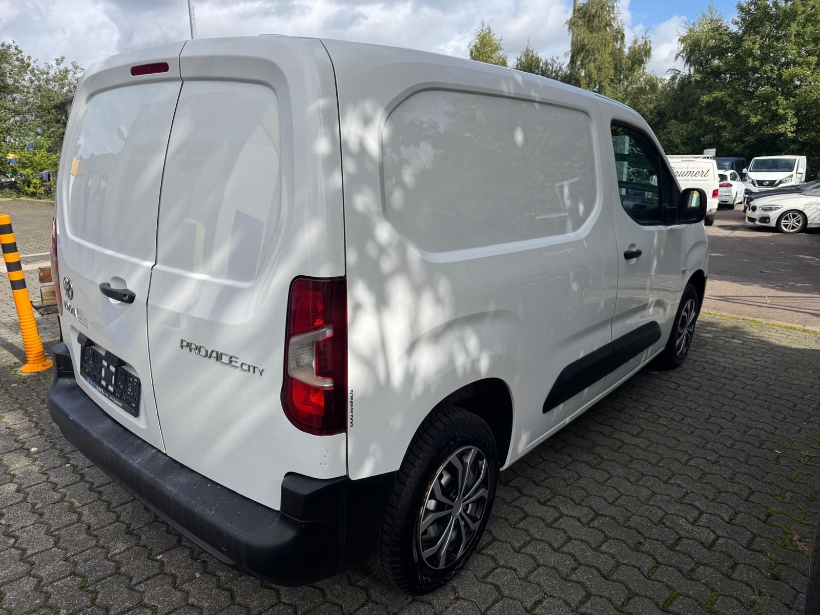 Fahrzeugabbildung Toyota Proace City 1,2-l-Turbo 81kW L1 LKW