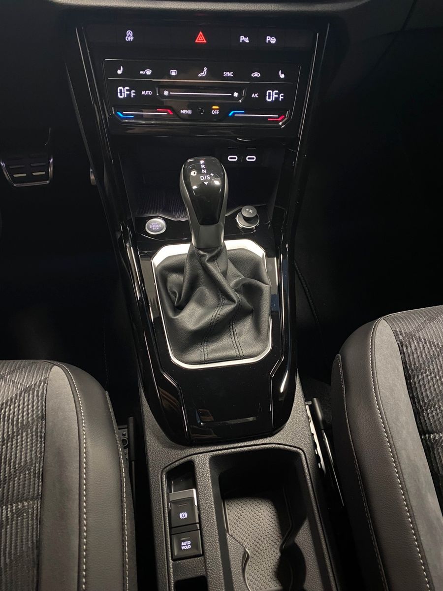 Fahrzeugabbildung Volkswagen T-Roc 1.5 TSI DSG R-Line+ACC+AHK+19"+KAMERA+LED+