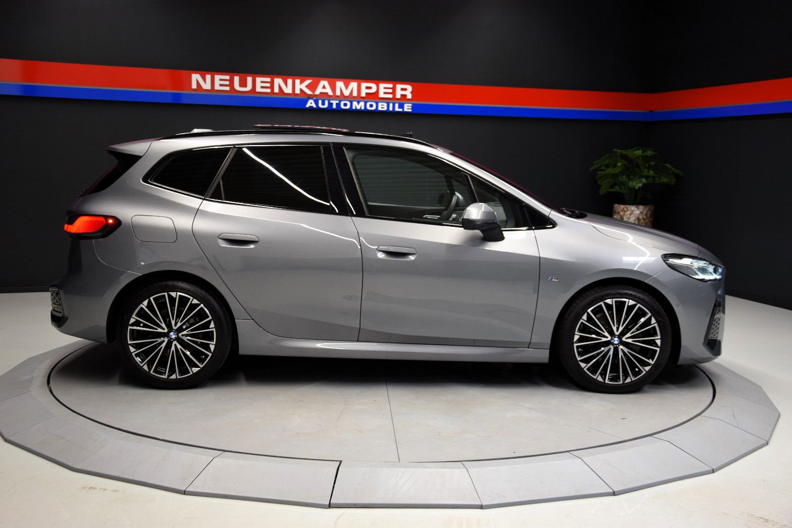 Fahrzeugabbildung BMW 218i Active Tourer M Sport LED Pano HuD AHK