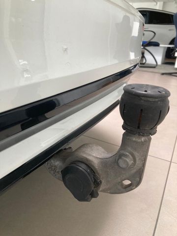 V60 B4 (Diesel) R Design (Standheiz, AHK, Pano)