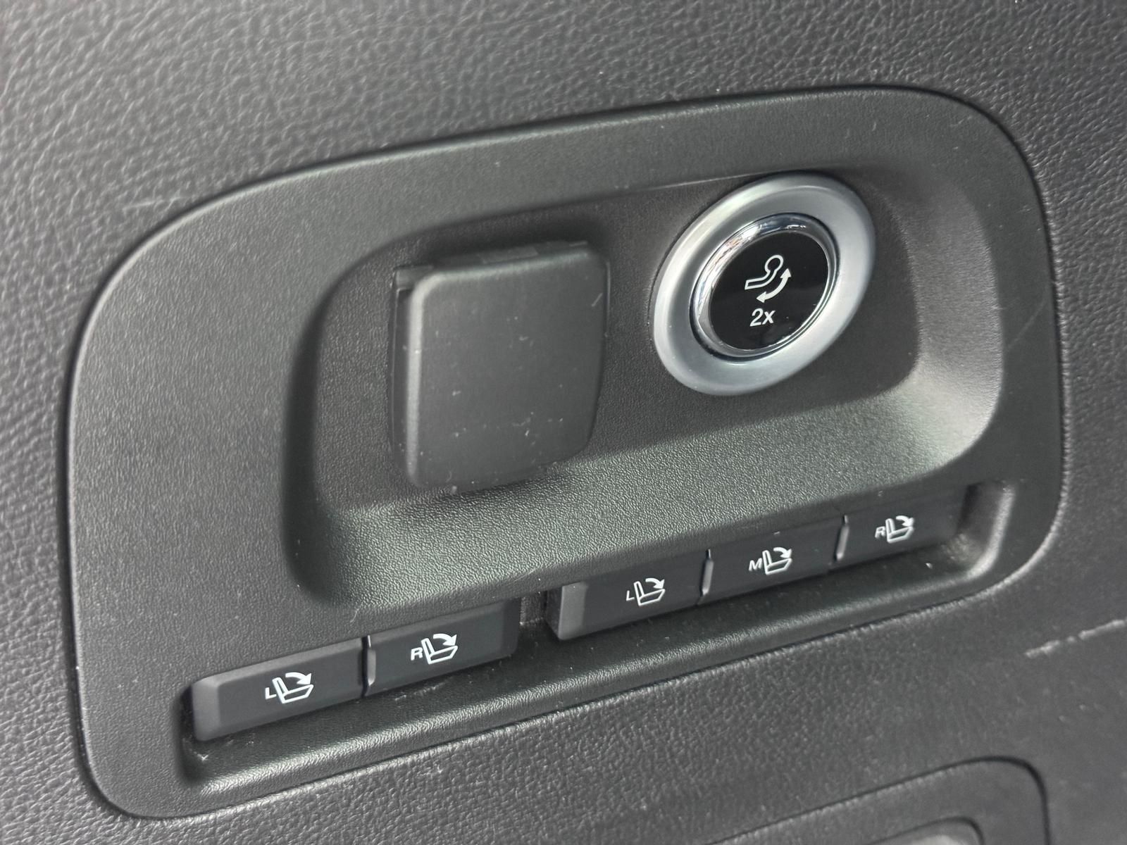 Fahrzeugabbildung Ford S-MAX ST-LINE 2.0 AWD 4x4/7-SITZER/ACC/AHK/R-CAM