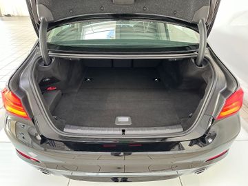Fahrzeugabbildung BMW 530e iP Kamera Alarm LiveCockpitPlus Sport