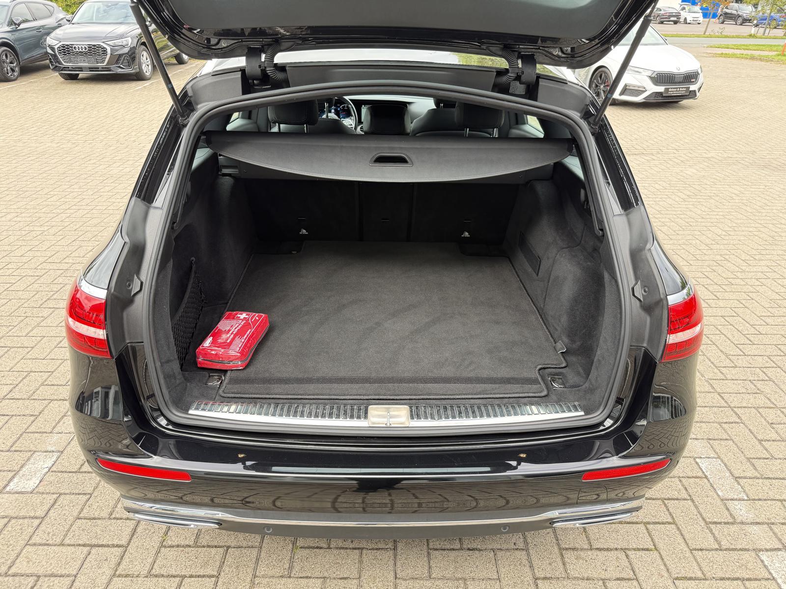 Mercedes-Benz E 200 d,T-M Avantgarde,T-Leder,R-Kam,Ambiente