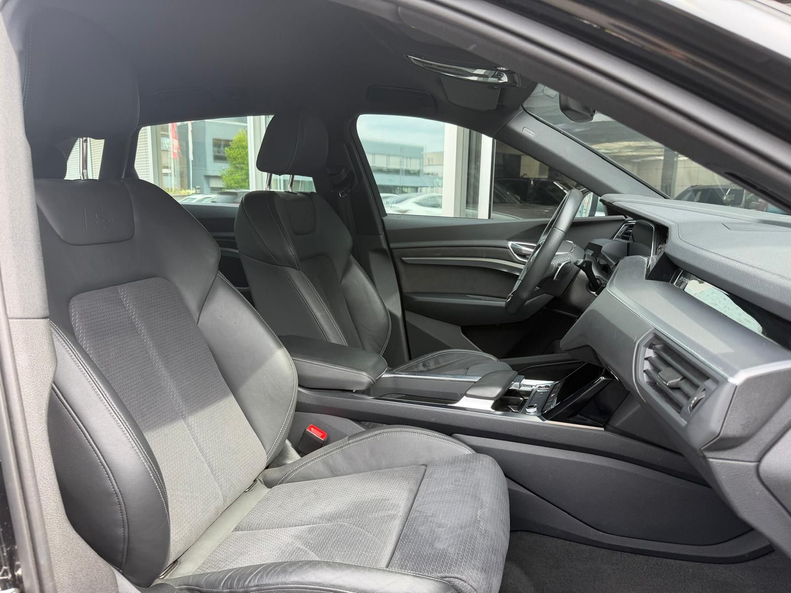 Fahrzeugabbildung Audi e-tron S QUATT 2X S LINE LUFT+MEMO+NAVI+LED+PDC+