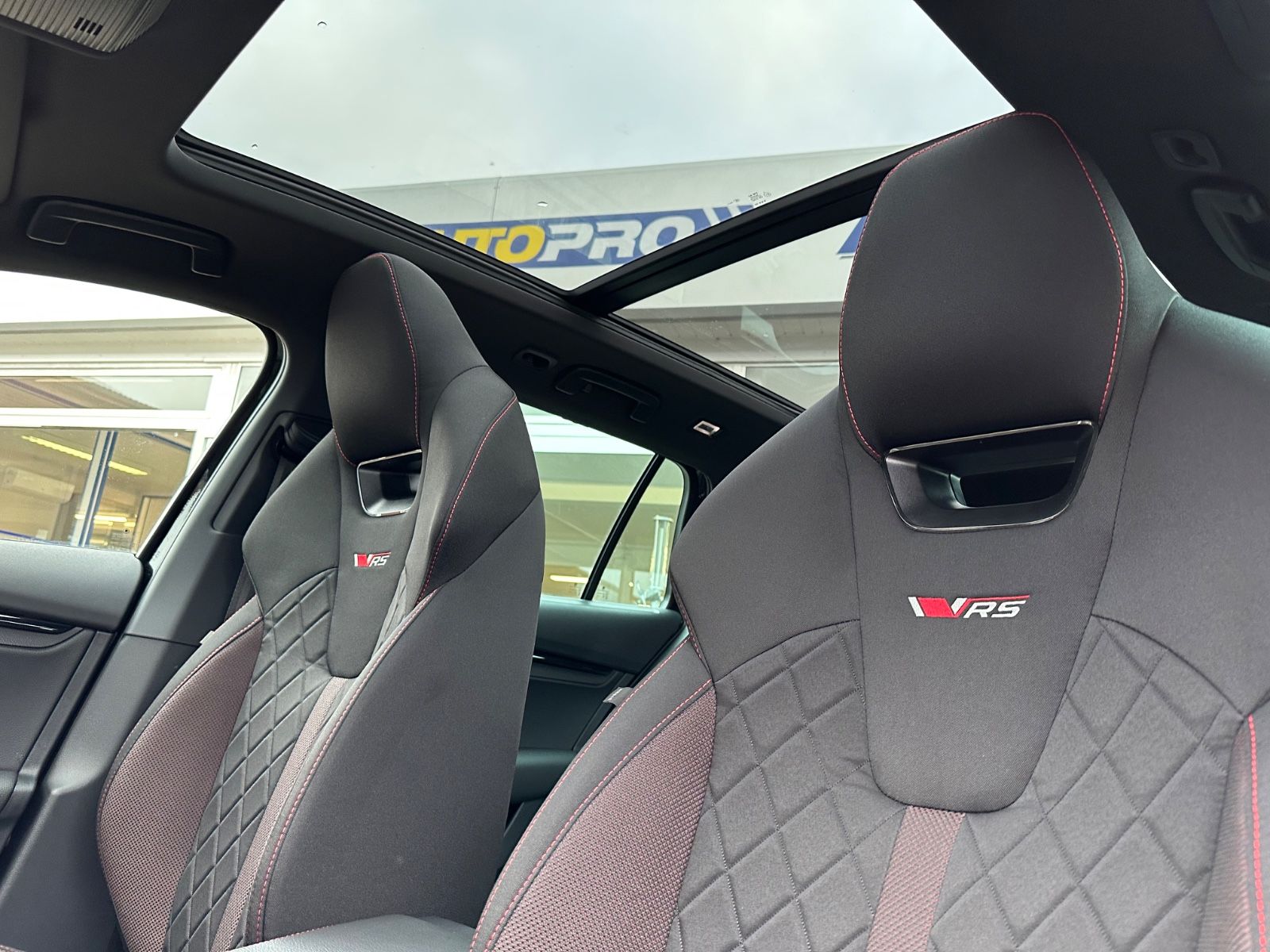 Fahrzeugabbildung SKODA Octavia RS Combi 2.0 TSI DSG AHK/Pano/Navi/ACC