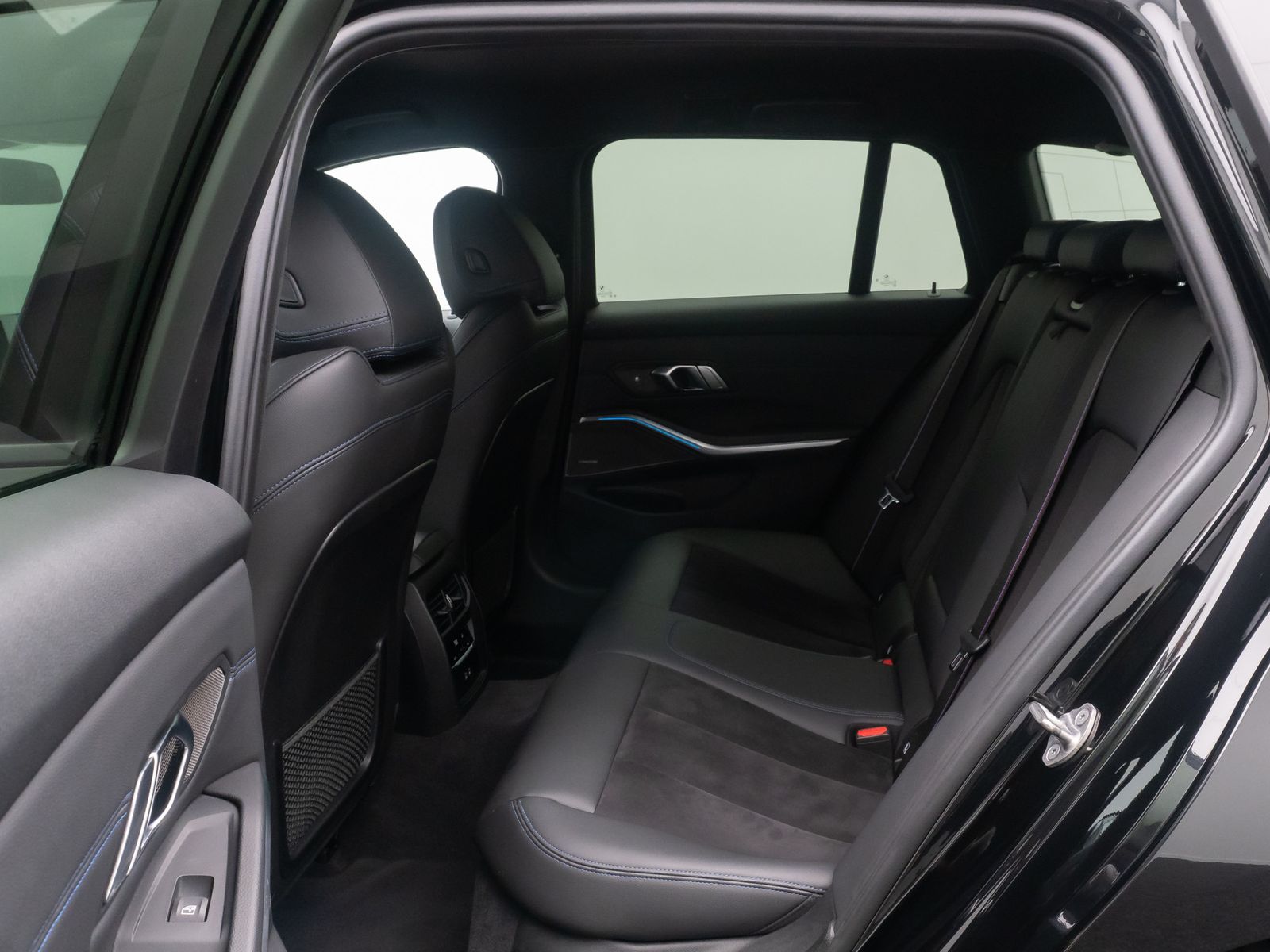 Fahrzeugabbildung BMW 330e M Sport Pro Kamera HUD DAB H/K Komfort 19"