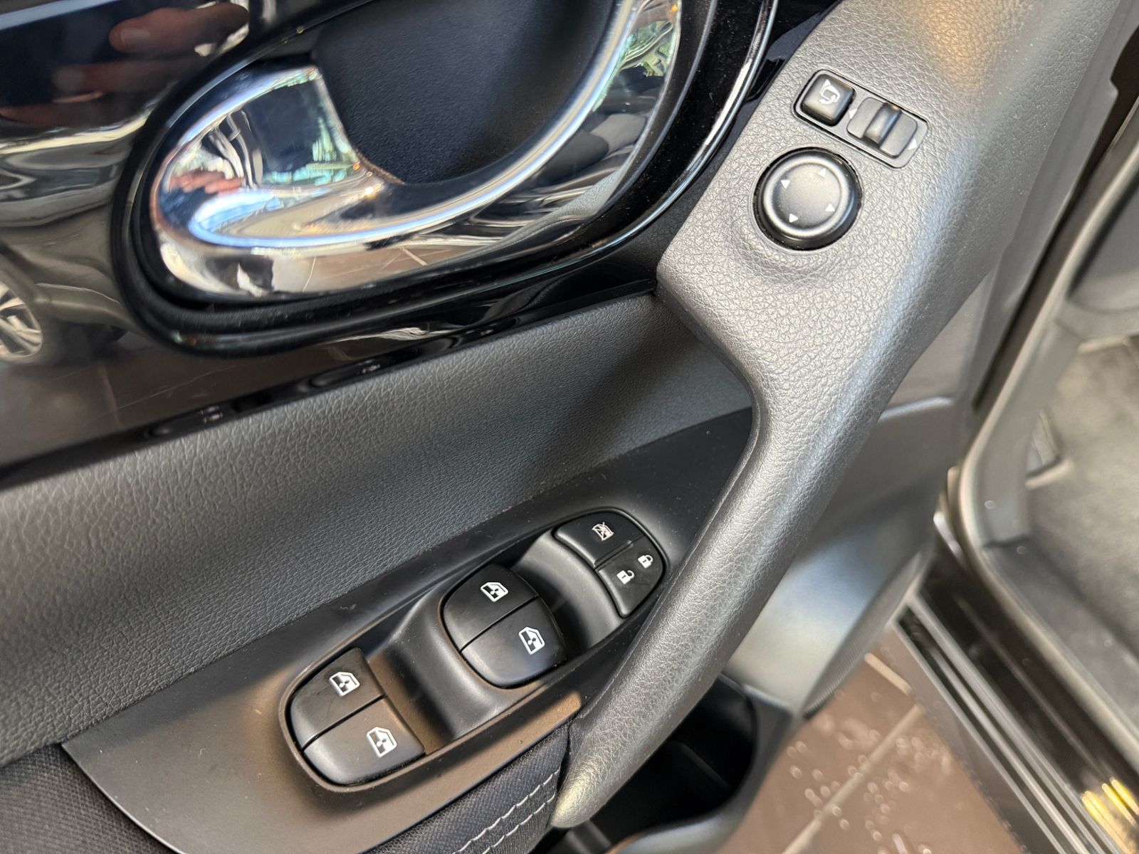 Fahrzeugabbildung Nissan Qashqai 1.3 DIG-T DCT ZAMA PANO NAV SHZ