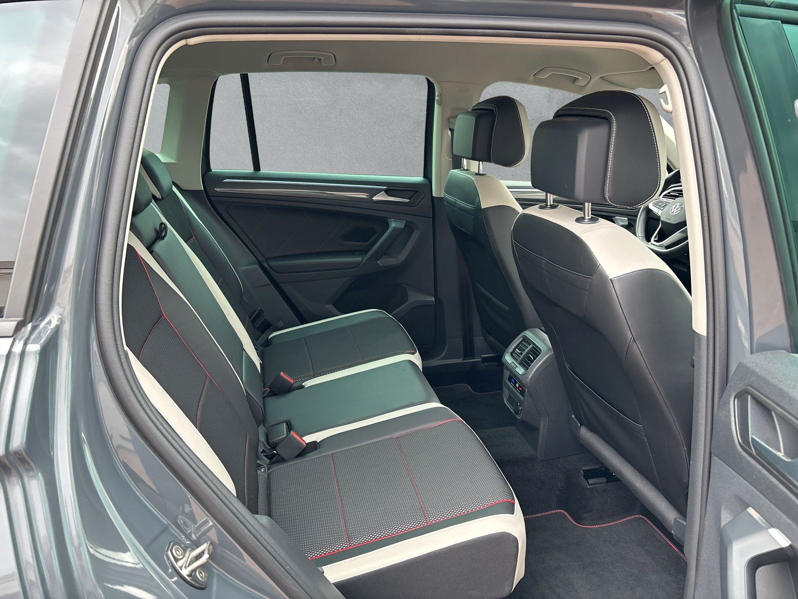 Fahrzeugabbildung Volkswagen Tiguan Sport 2.0 TDI 4Motion AHK Standhzg