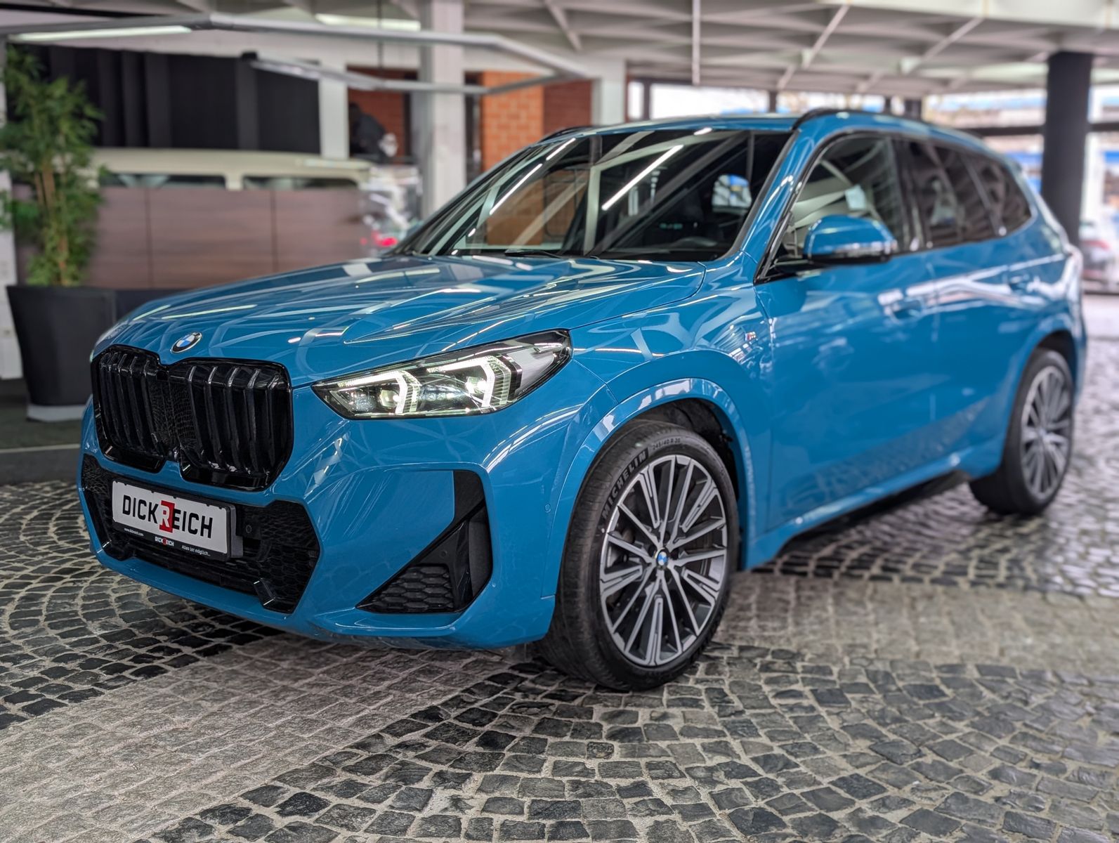 Fahrzeugabbildung BMW X1 20i M Sport Shadow H&K AHK PANO HUD 360° 20"