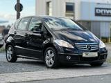 Mercedes-Benz A 180 AUTOMATIK KLIMA SHZ TEMPOMAT - gebrauchte Mercedes-Benz A 180 aus dem Jahr 2011