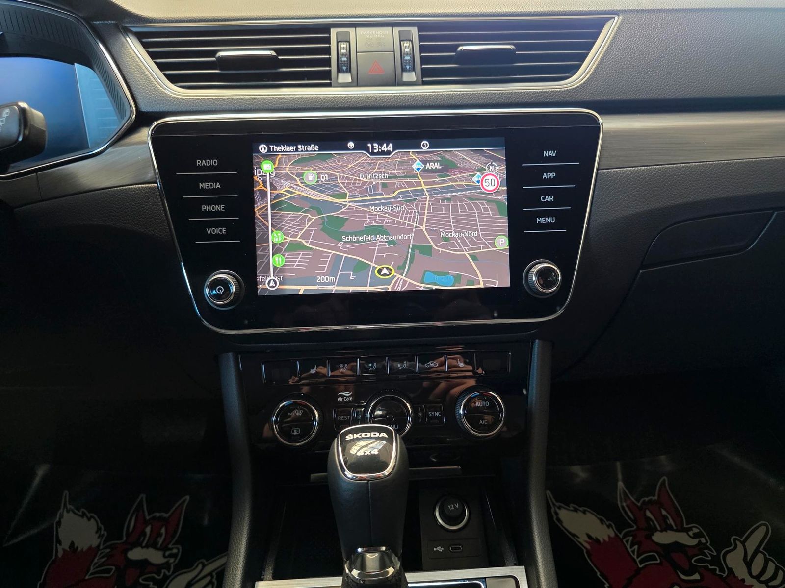 Fahrzeugabbildung SKODA Superb Combi 4x4/200 PS/Navi/LED/Keyless/Ahk