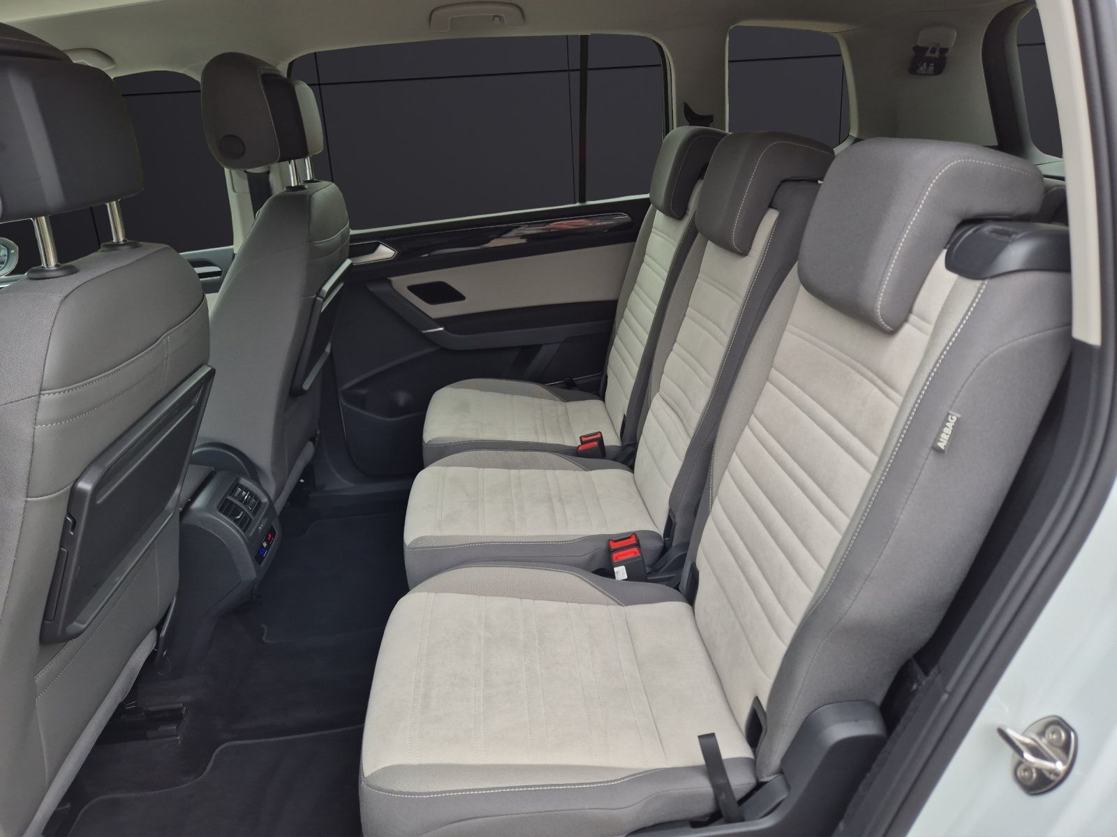 Fahrzeugabbildung Volkswagen Touran TDI Highline DSG 7-Si LED AHK Navi AID AC