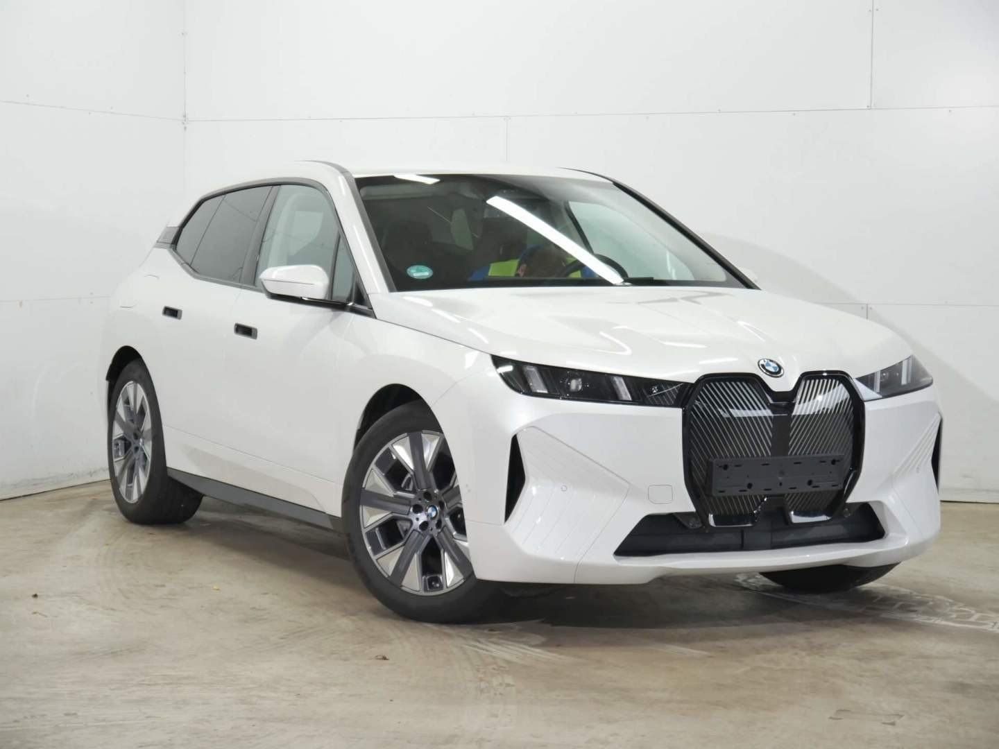 Fahrzeugabbildung BMW iX xDrive45 HK Surroung, Lenkradhzg, 21" Aerodyn