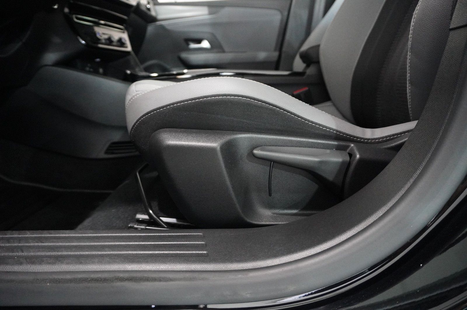 Fahrzeugabbildung Opel Mokka-e ELEGANCE 3-PHASIG NAVI/LED/KAMERA/DAB+