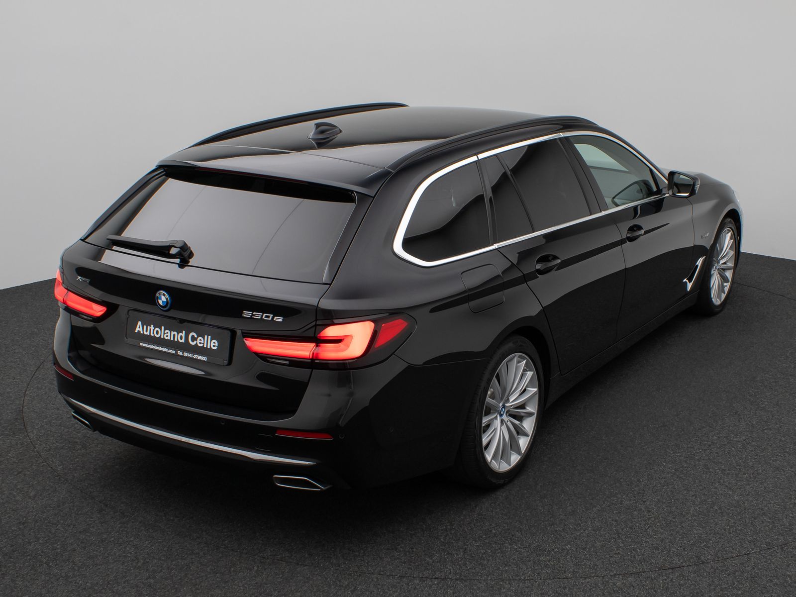 Fahrzeugabbildung BMW 530e xD LuxuryLine 360°HUD DAB AHK Komfort Sport