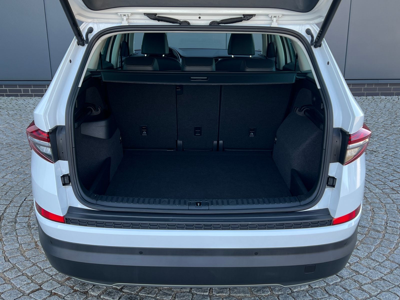 Fahrzeugabbildung SKODA Kodiaq Style 1.5 TSI DSG FL *AHK, LED, ACC, 19"-