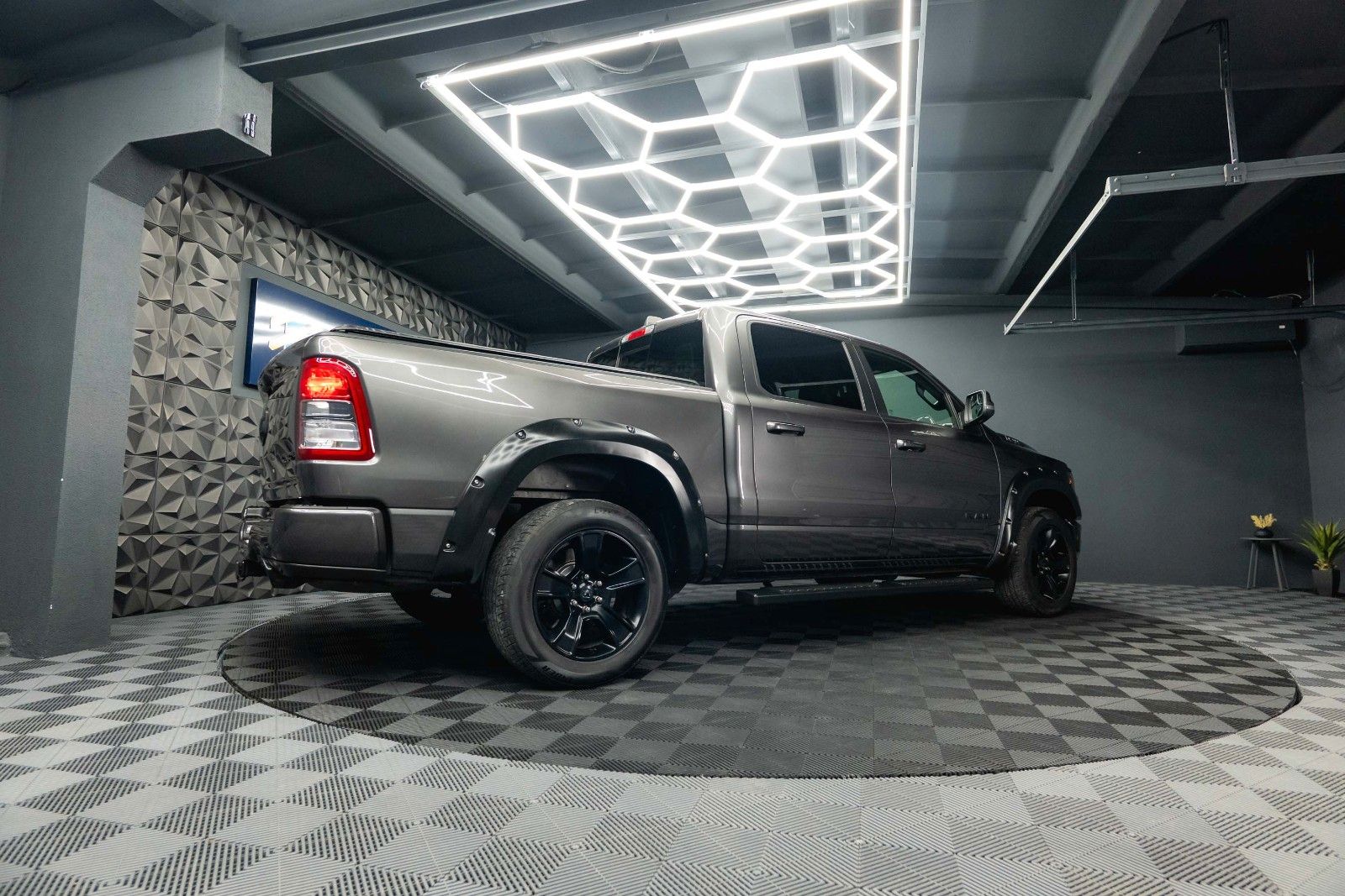 Fahrzeugabbildung Dodge RAM 5.7 V8 HEMI 4x4 LPG BRC Offroad Night-Paket