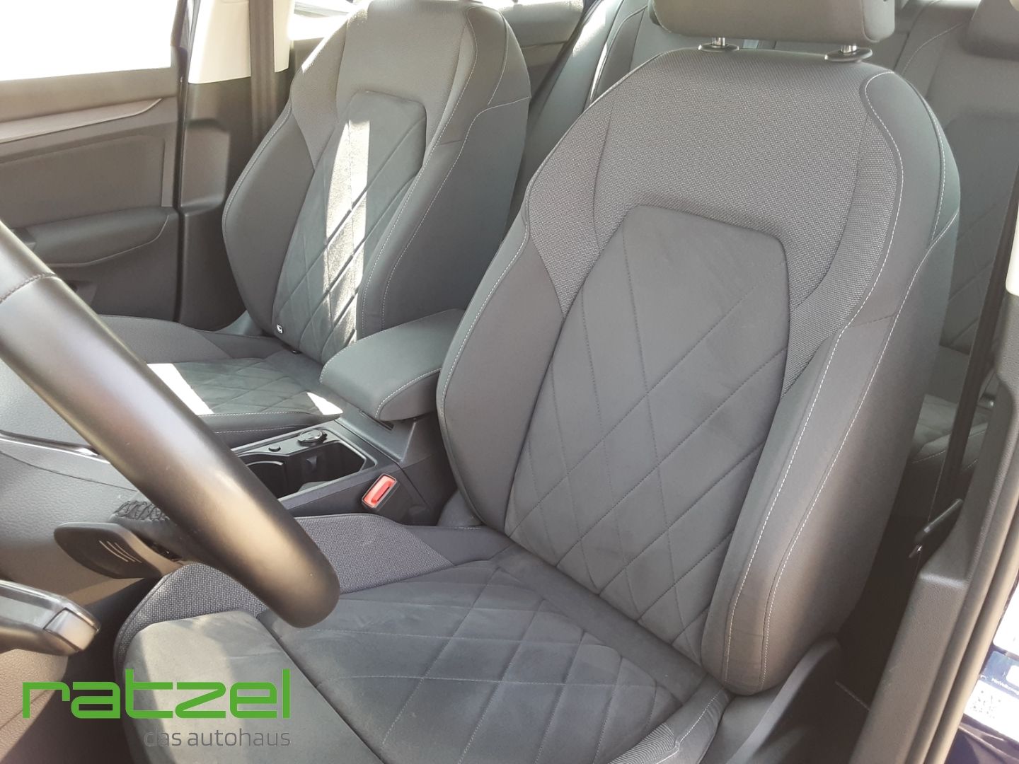 Fahrzeugabbildung Volkswagen Golf VIII Style 1.5 eTSI DSG  Memory Sitze Massa